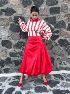 Conjunto de blusa bordada en cadeneta y falda roja