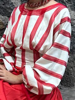 Alternative view of Conjunto de blusa bordada en cadeneta y falda roja