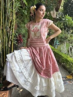 Set de huipil de lino, enagua brocado y olán ivory