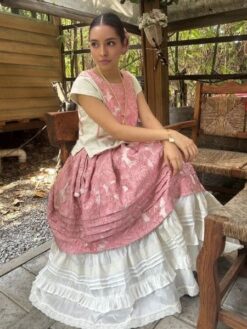Set de Huipil de lino y brocado, falda de brocado y olán ivory