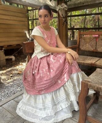 Set de Huipil de lino y brocado, falda de brocado y olán ivory