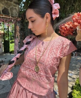 Huipil de brocado rosa de palo