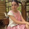 Huipil de lino y brocado bordado en cadeneta